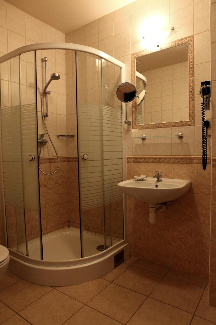 Hotel Katrina Ostrzeszów Esterno foto