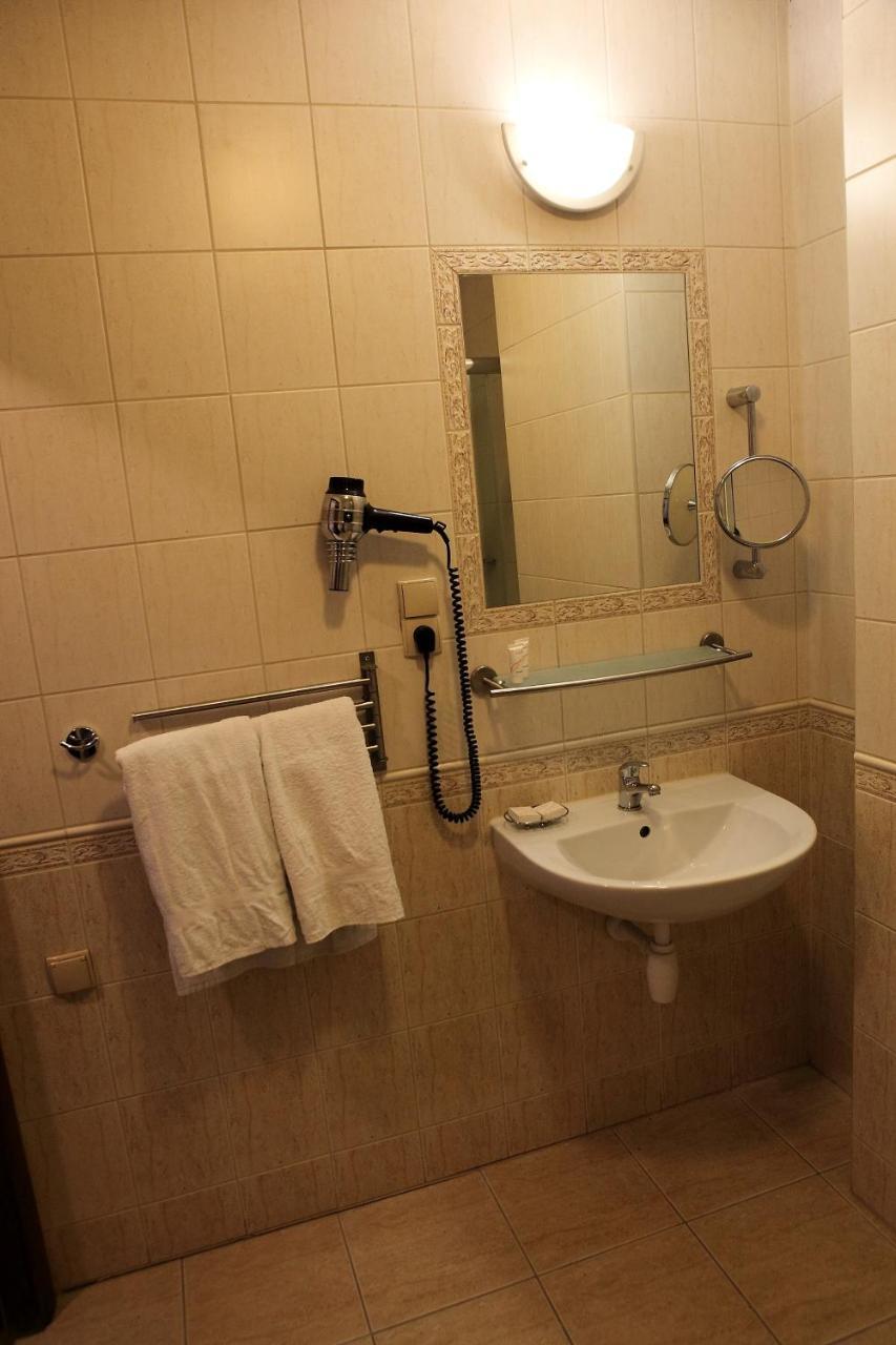 Hotel Katrina Ostrzeszów Esterno foto